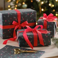 Holly Wrapping Paper With Gift Tags & Ribbon - 2 Sheets (50Cm X 70Cm)